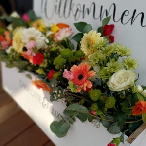 Willkommensschild mit Blumenbox